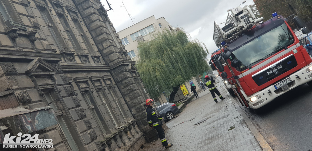 Stażacy usuwają części uszkodzonego dachu