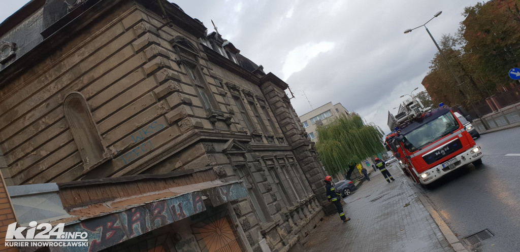 Stażacy usuwają części uszkodzonego dachu