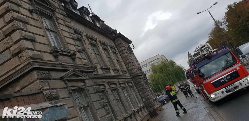 Stażacy usuwają części uszkodzonego dachu