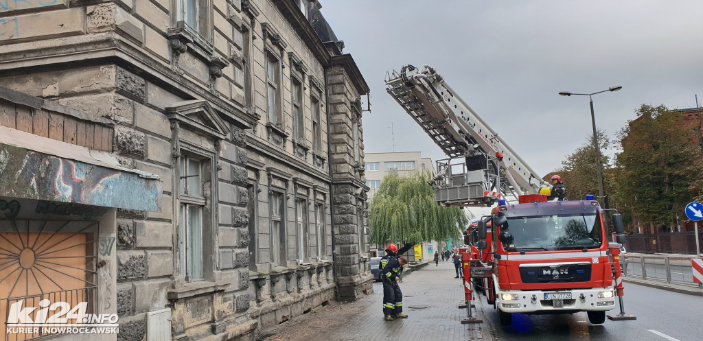 Stażacy usuwają części uszkodzonego dachu