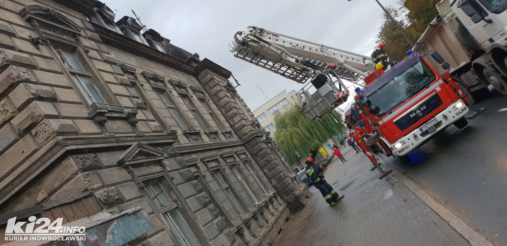 Stażacy usuwają części uszkodzonego dachu