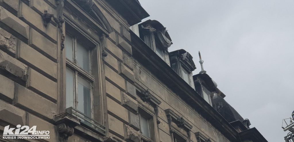 Stażacy usuwają części uszkodzonego dachu