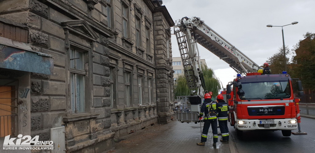 Stażacy usuwają części uszkodzonego dachu