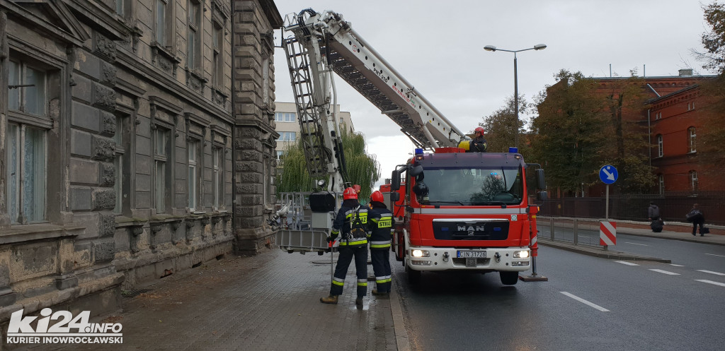 Stażacy usuwają części uszkodzonego dachu