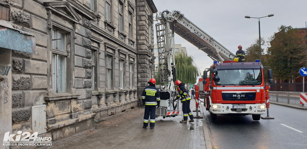 Stażacy usuwają części uszkodzonego dachu
