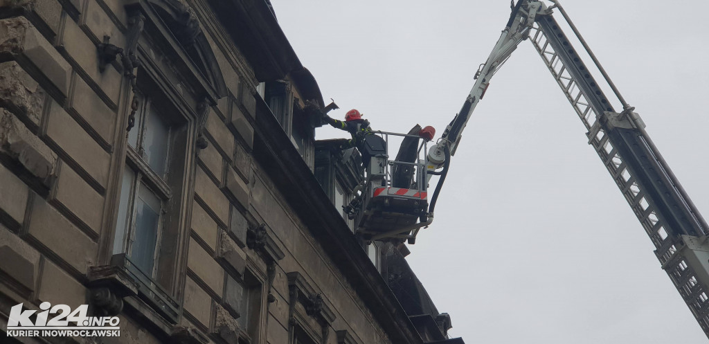 Stażacy usuwają części uszkodzonego dachu