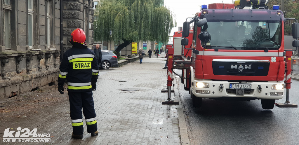 Stażacy usuwają części uszkodzonego dachu