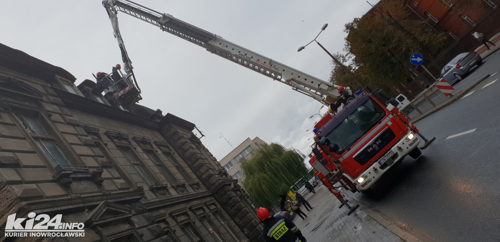 Stażacy usuwają części uszkodzonego dachu