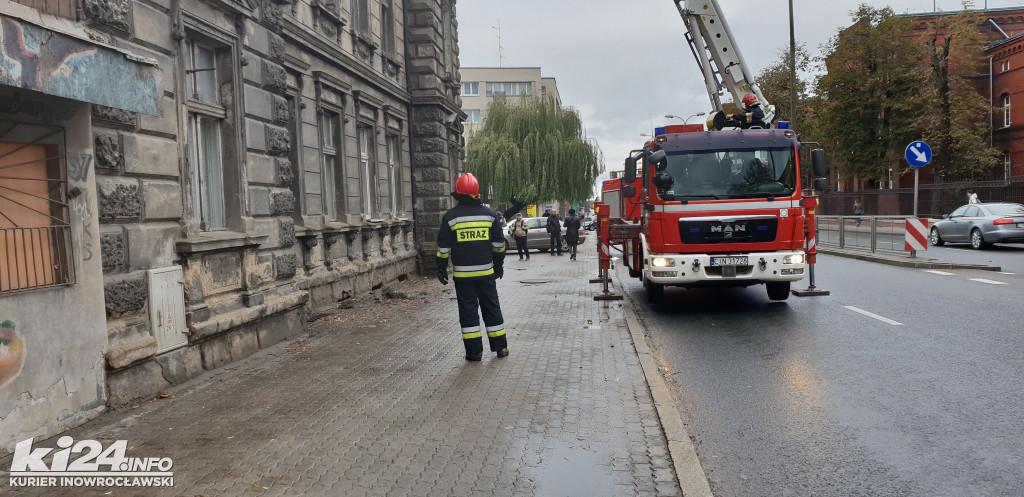 Stażacy usuwają części uszkodzonego dachu