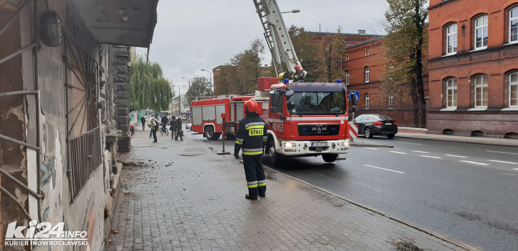 Stażacy usuwają części uszkodzonego dachu