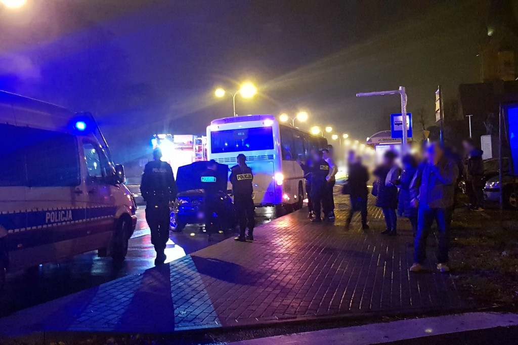 Osobówka wjechała w autobus