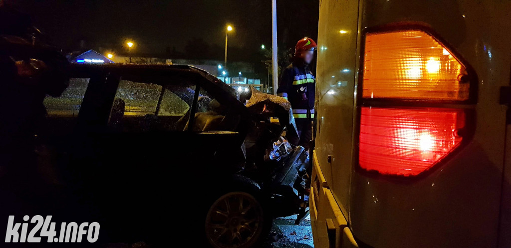 Osobówka wjechała w autobus