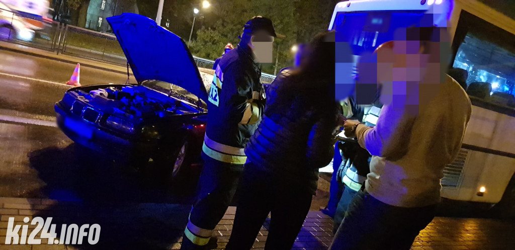 Osobówka wjechała w autobus