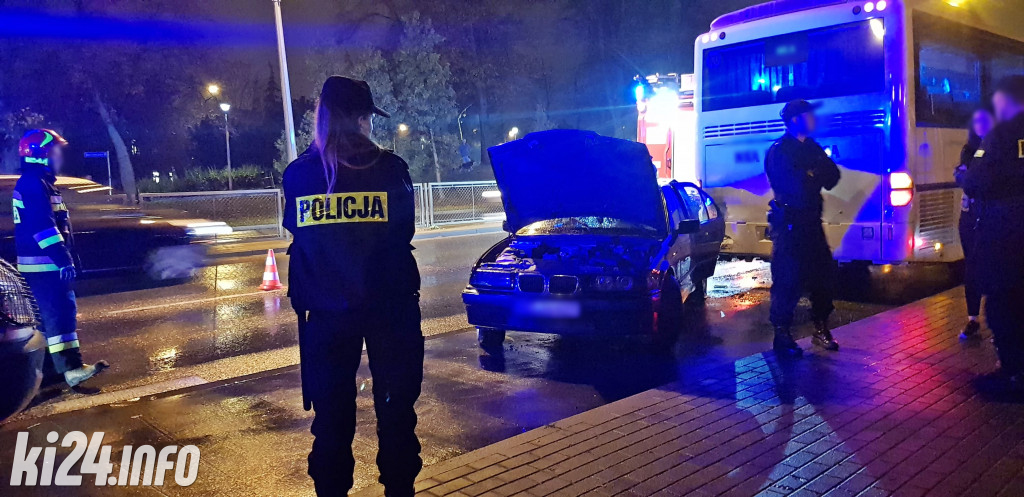 Osobówka wjechała w autobus