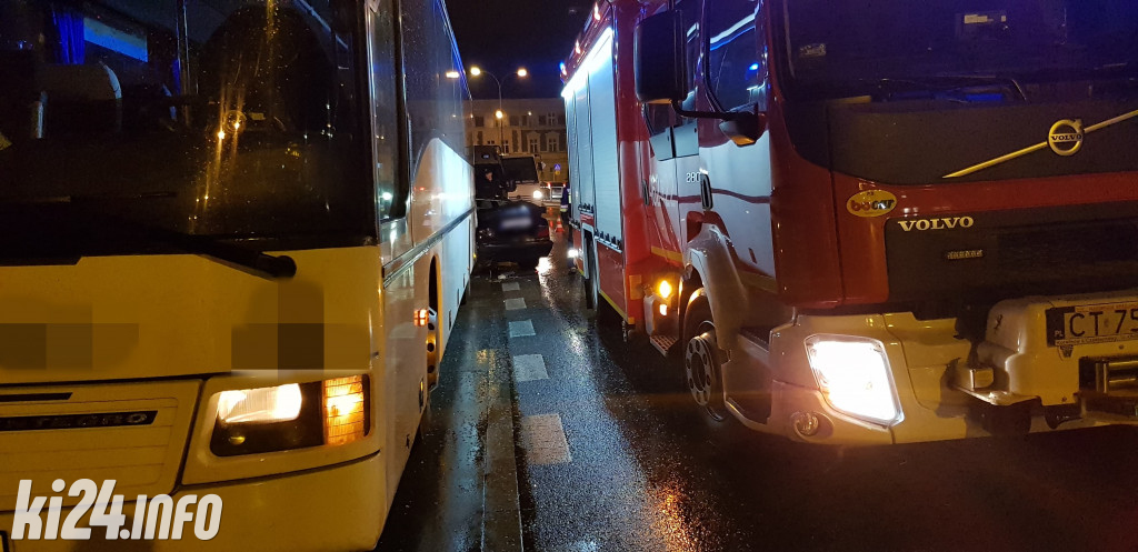 Osobówka wjechała w autobus