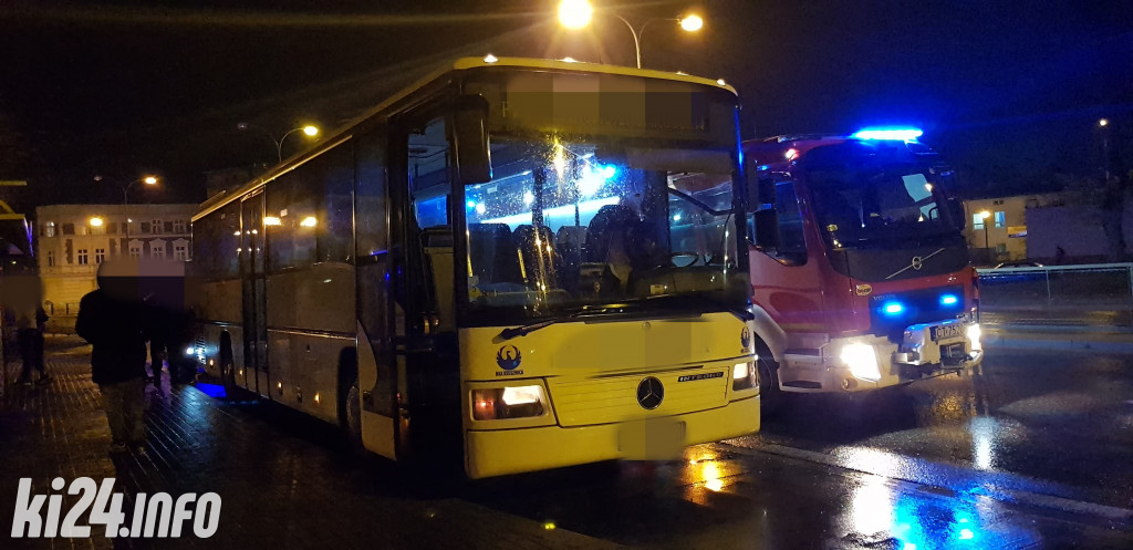 Osobówka wjechała w autobus
