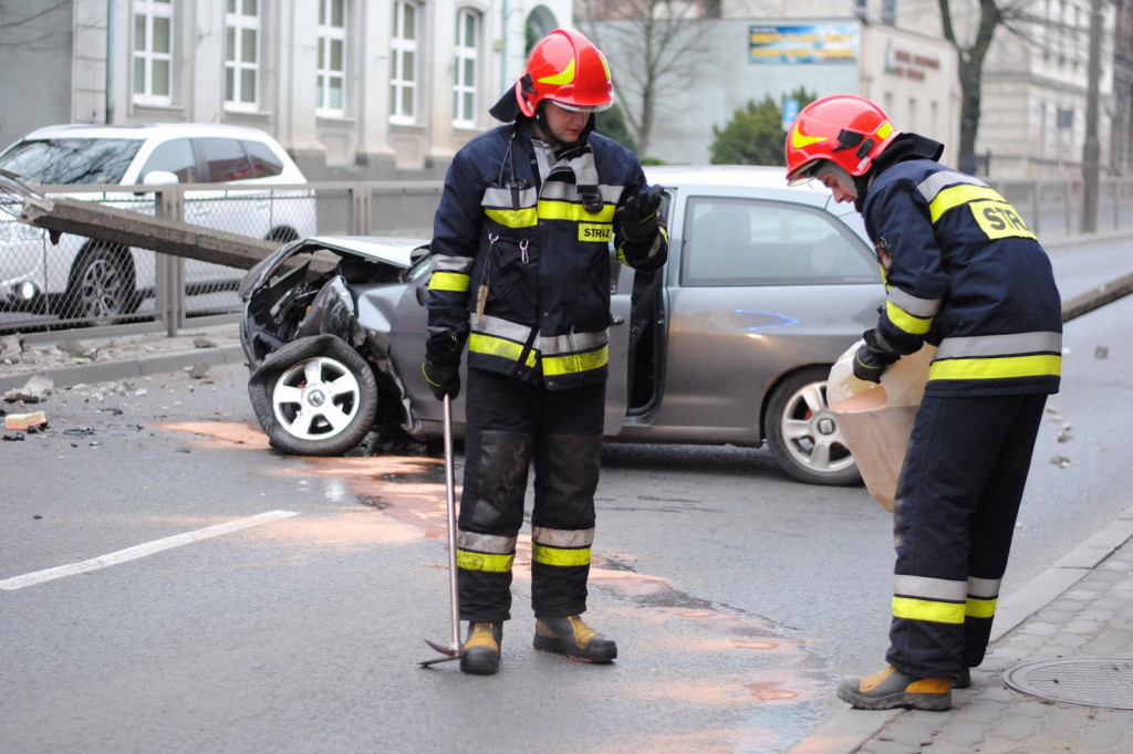 Seat staranował słup oświetleniowy