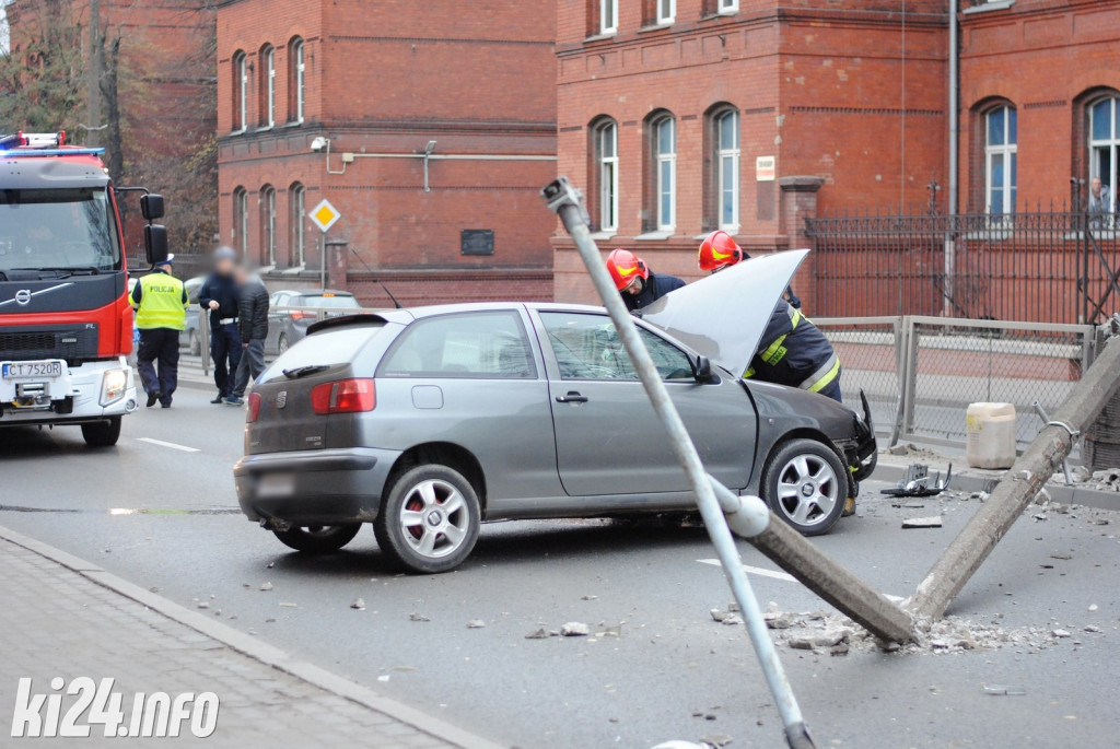 Seat staranował słup oświetleniowy