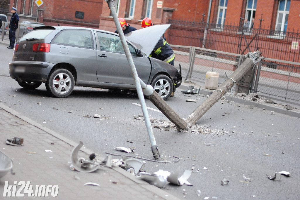Seat staranował słup oświetleniowy