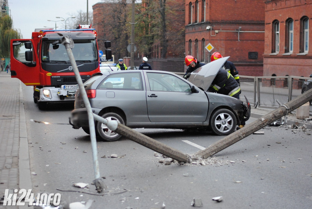 Seat staranował słup oświetleniowy