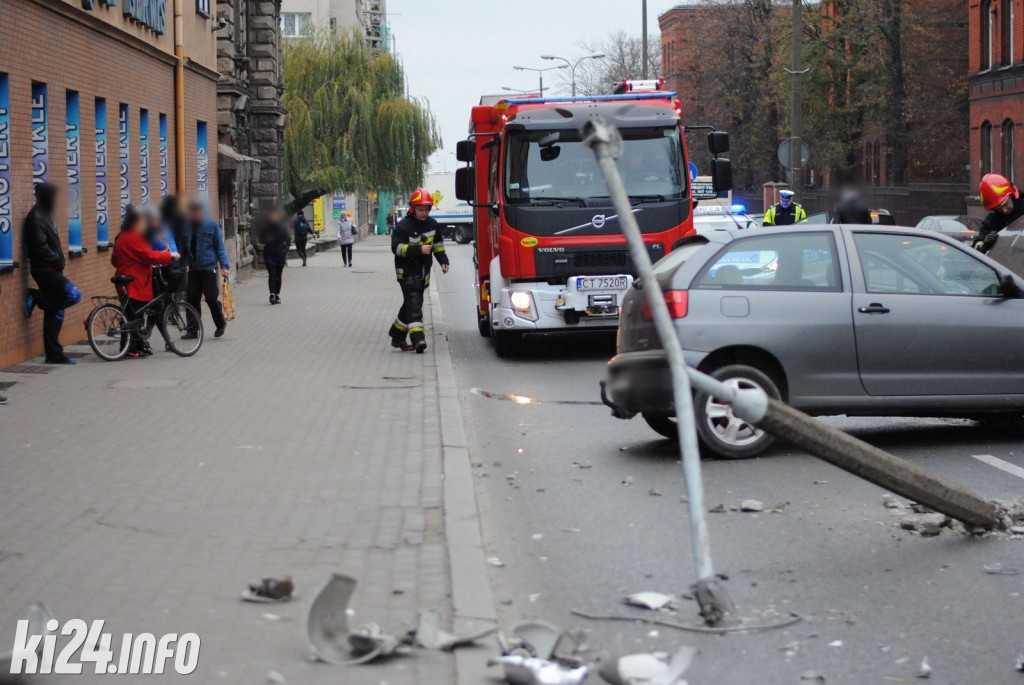 Seat staranował słup oświetleniowy