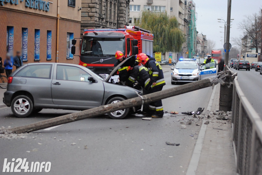 Seat staranował słup oświetleniowy