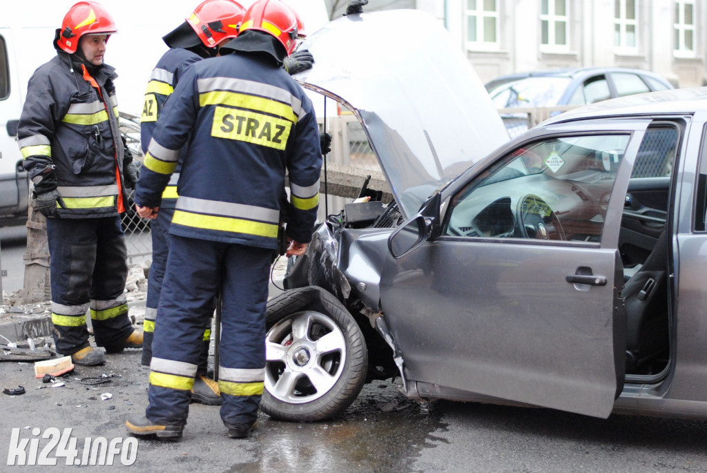 Seat staranował słup oświetleniowy