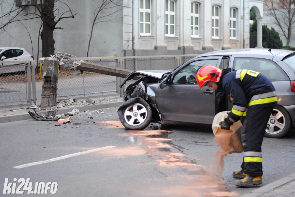 Seat staranował słup oświetleniowy
