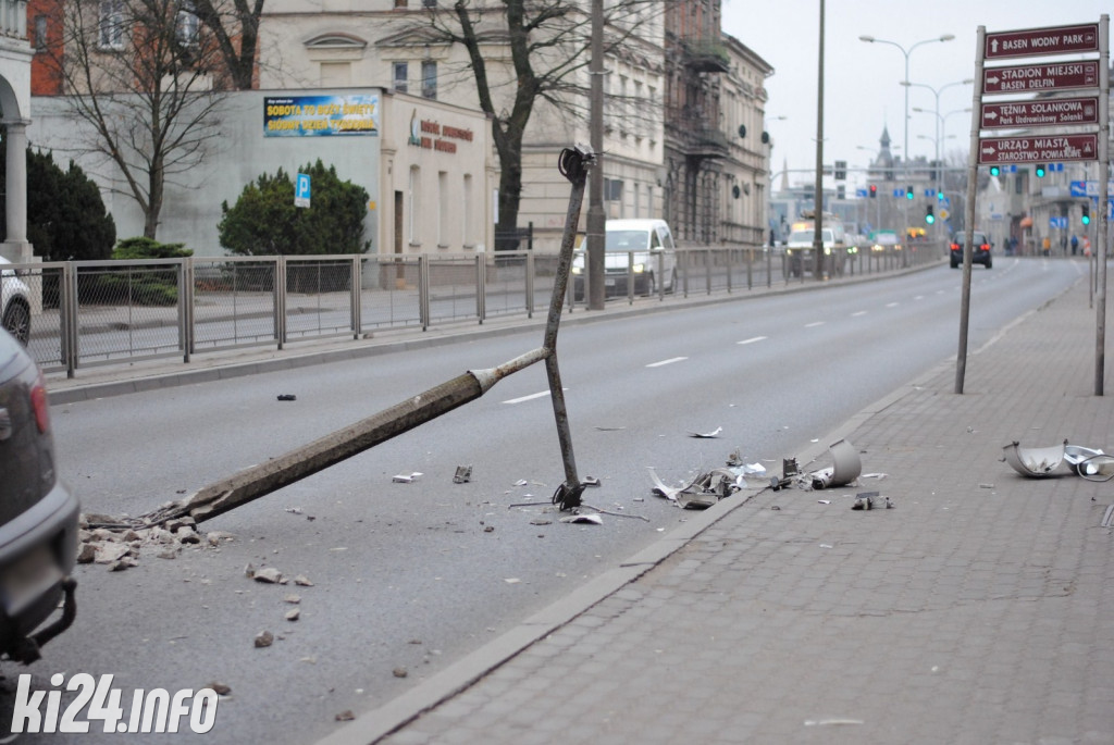 Seat staranował słup oświetleniowy