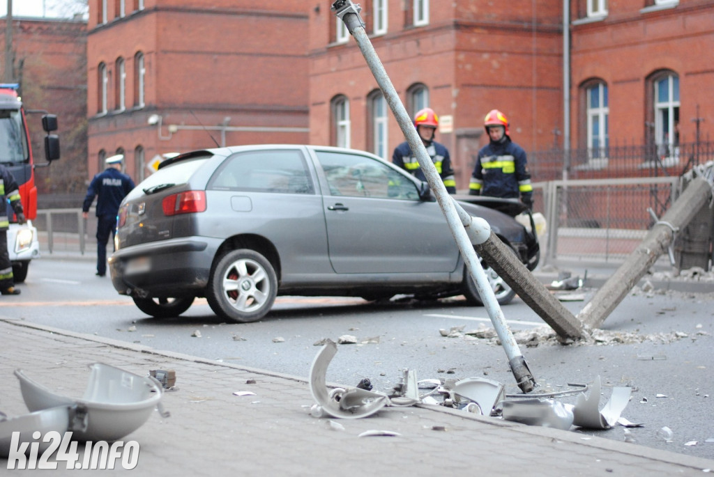 Seat staranował słup oświetleniowy