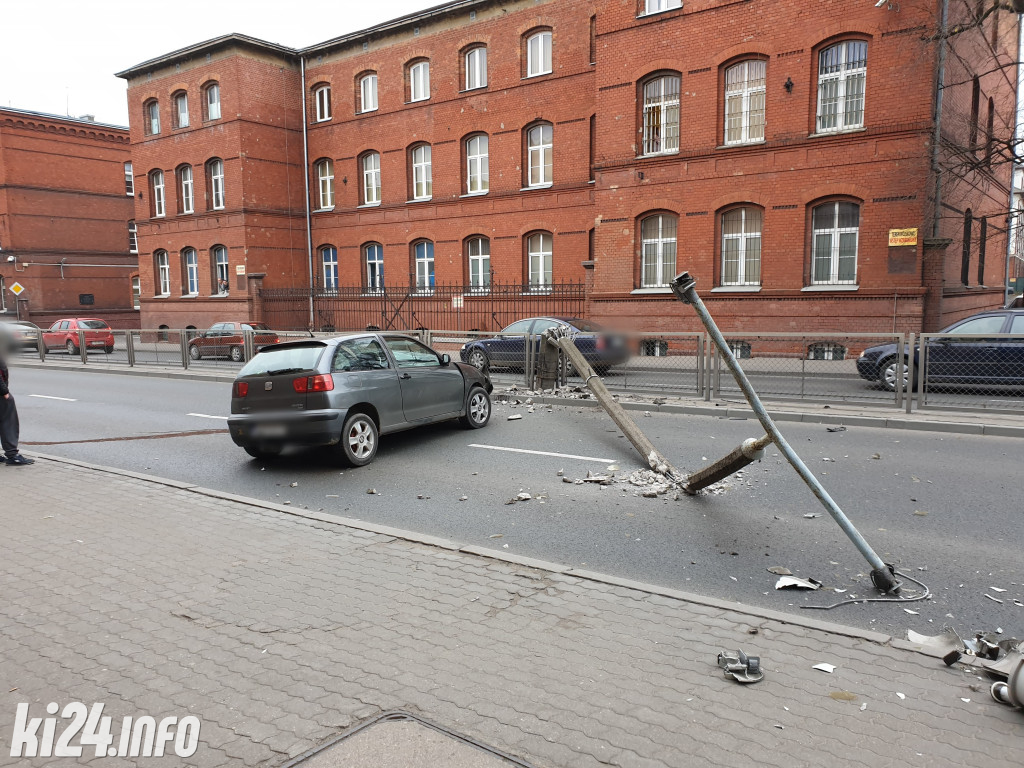 Seat staranował słup oświetleniowy