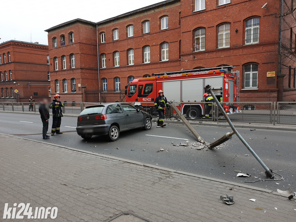 Seat staranował słup oświetleniowy