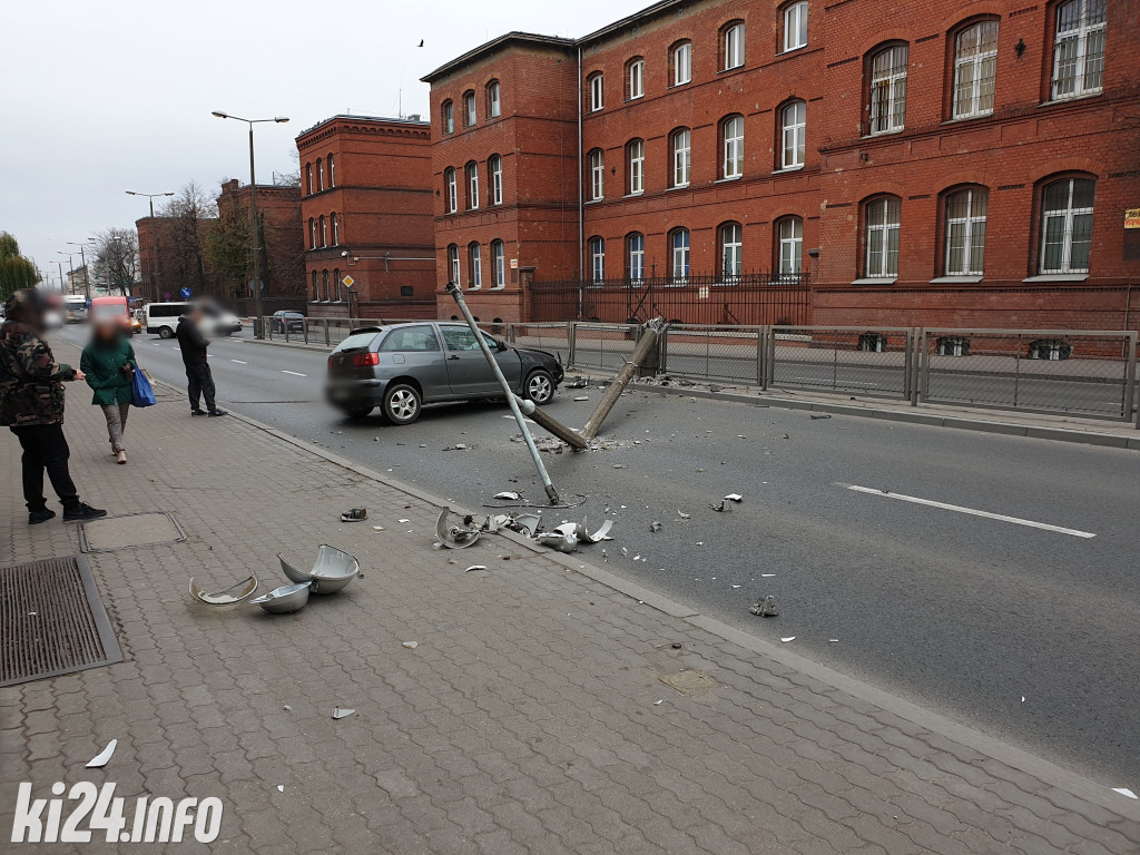 Seat staranował słup oświetleniowy