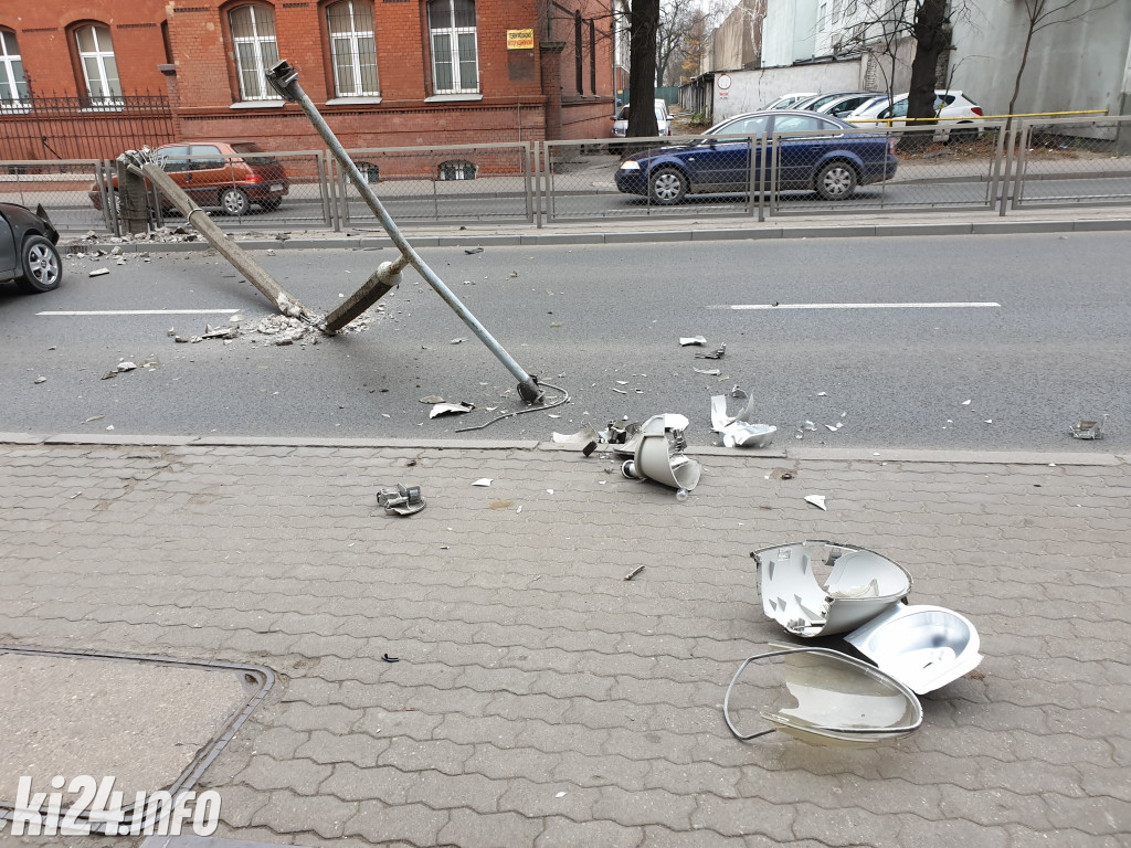Seat staranował słup oświetleniowy