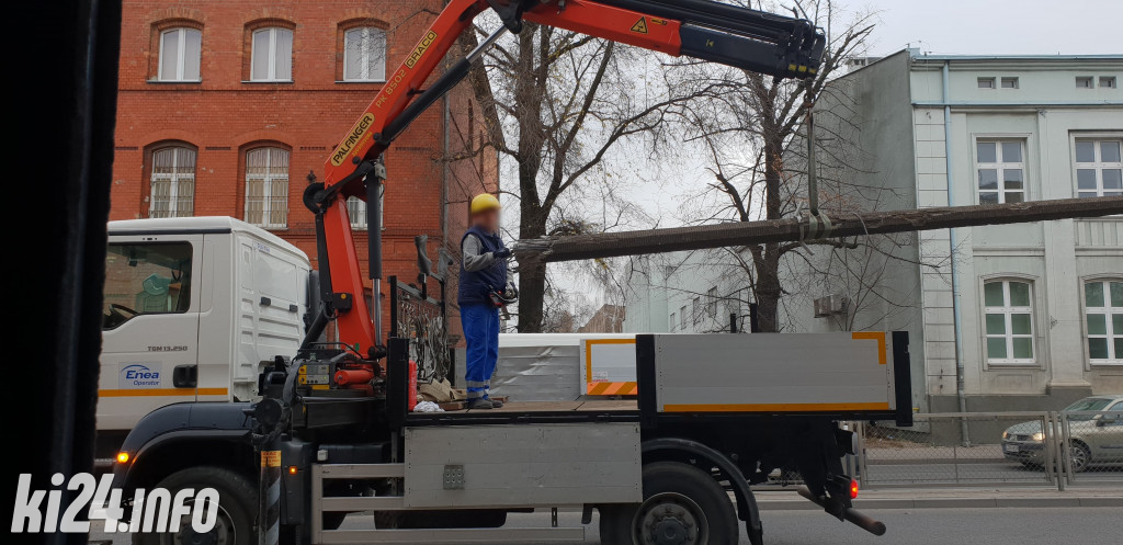 Seat staranował słup oświetleniowy