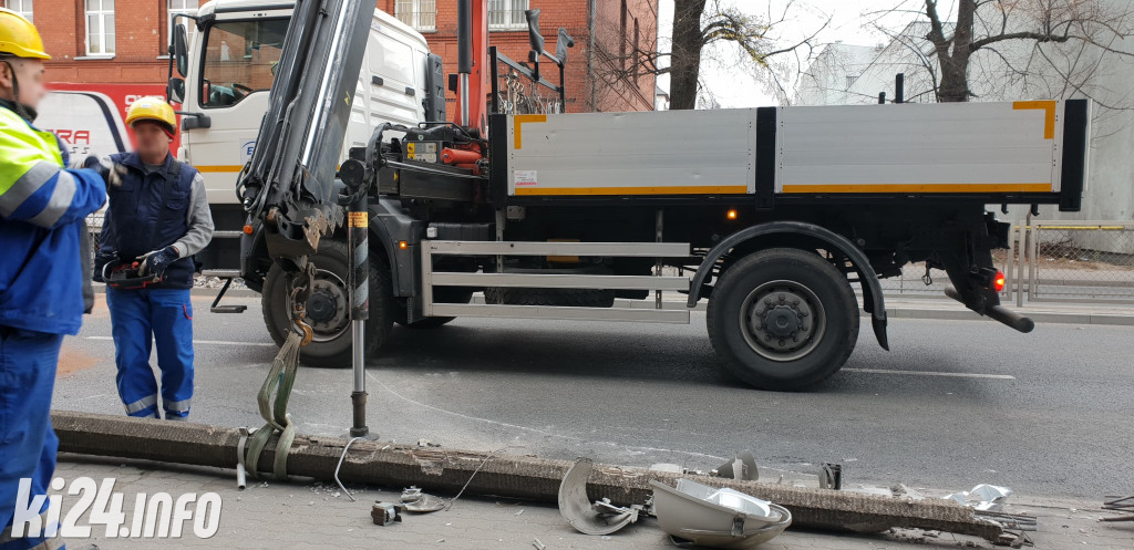 Seat staranował słup oświetleniowy