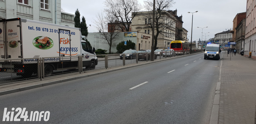 Seat staranował słup oświetleniowy