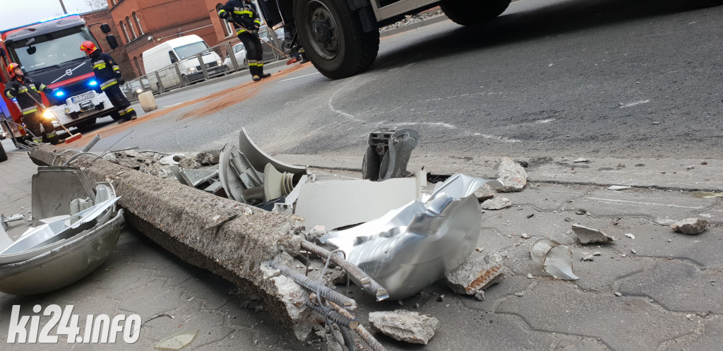 Seat staranował słup oświetleniowy