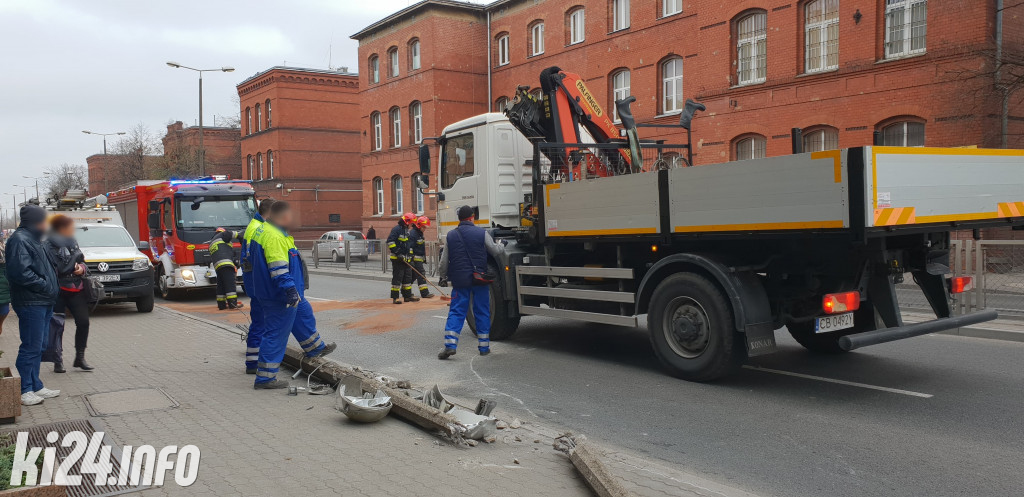 Seat staranował słup oświetleniowy