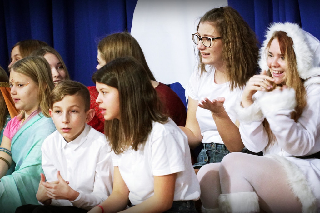 Mikołajkowe śpiewanie w szkole integracyjnej