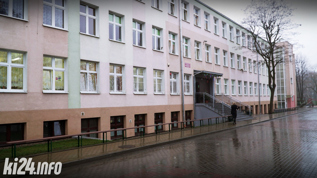 Mikołajkowe śpiewanie w szkole integracyjnej