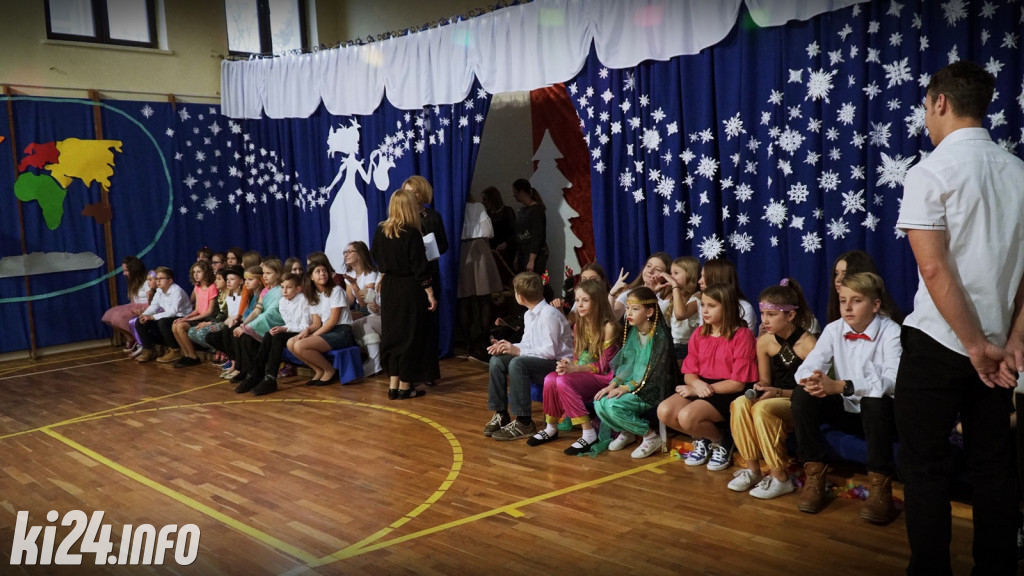 Mikołajkowe śpiewanie w szkole integracyjnej
