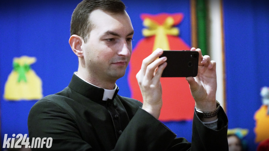 Mikołajkowe śpiewanie w szkole integracyjnej