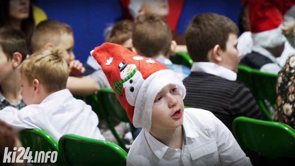 Mikołajkowe śpiewanie w szkole integracyjnej