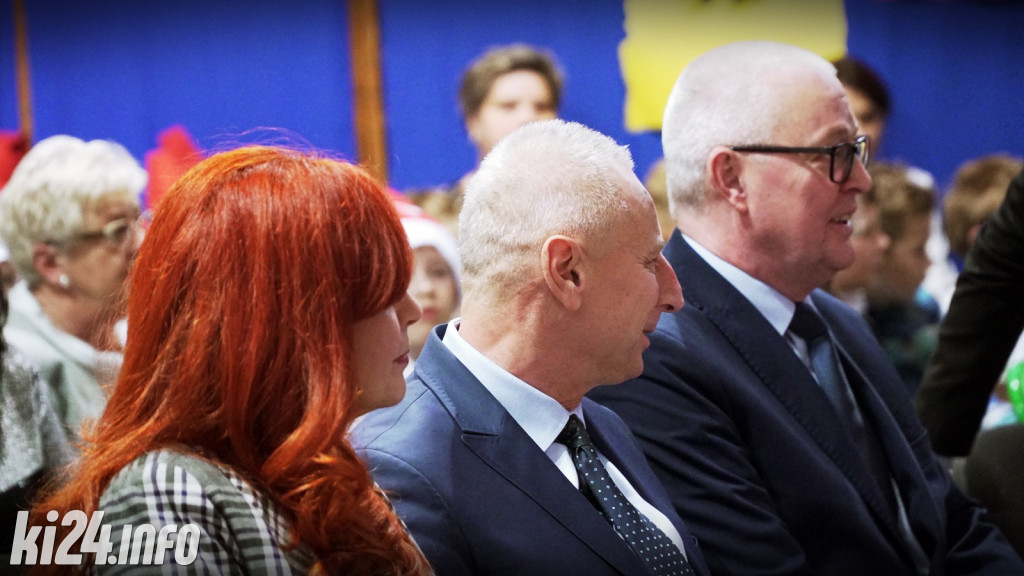 Mikołajkowe śpiewanie w szkole integracyjnej
