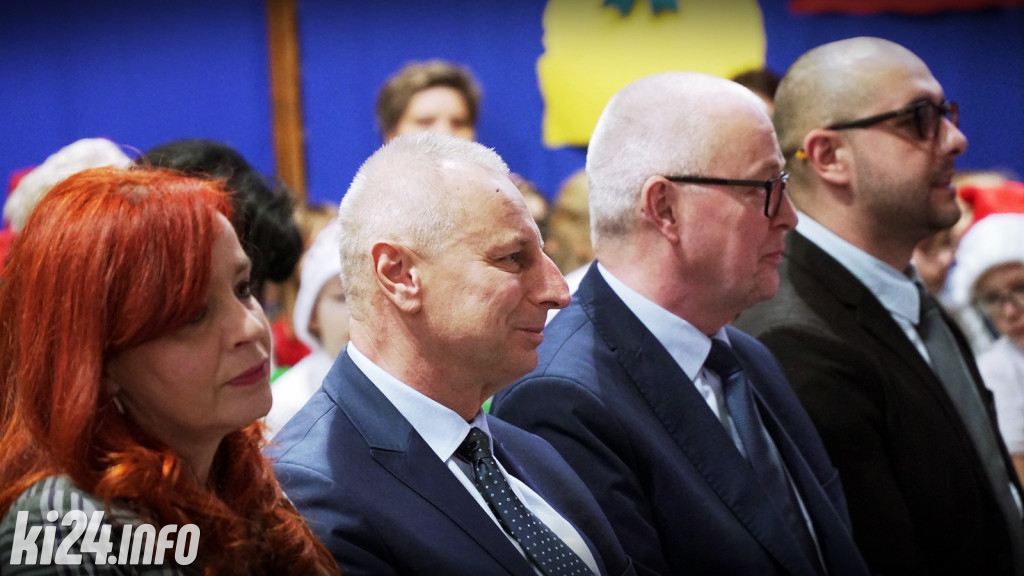 Mikołajkowe śpiewanie w szkole integracyjnej