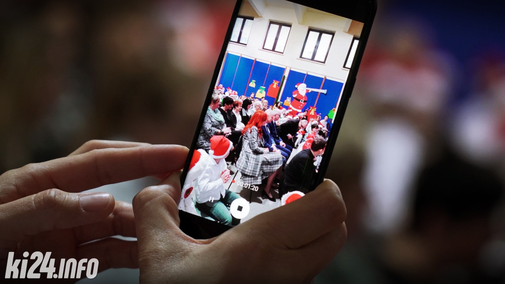 Mikołajkowe śpiewanie w szkole integracyjnej