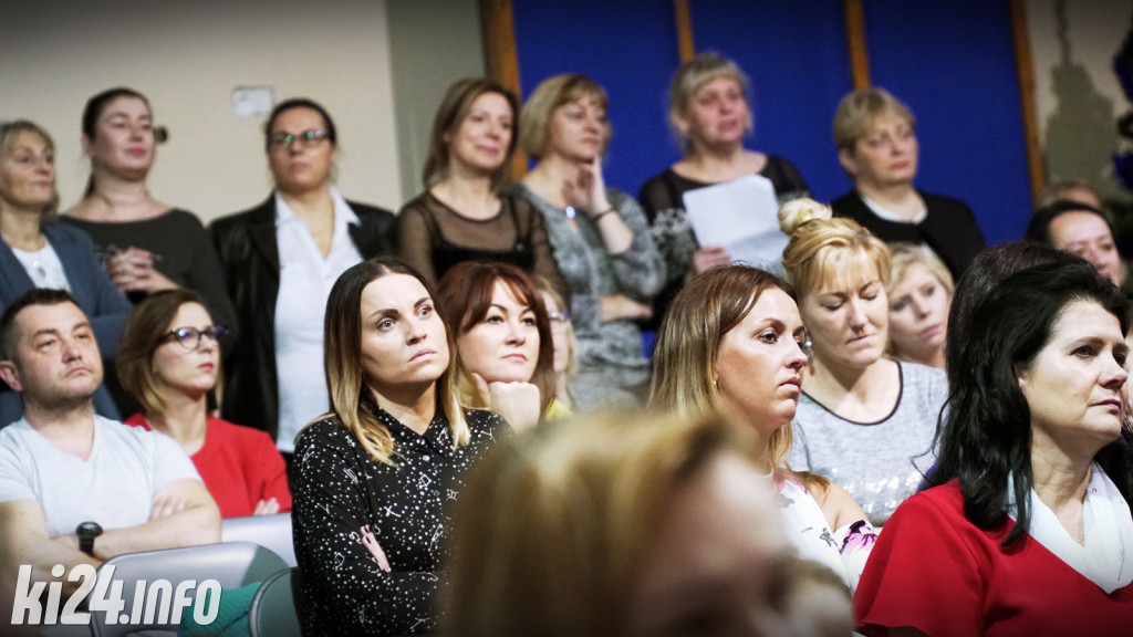 Mikołajkowe śpiewanie w szkole integracyjnej