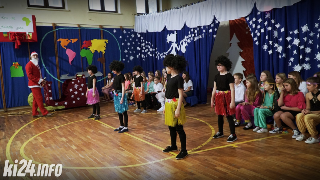 Mikołajkowe śpiewanie w szkole integracyjnej