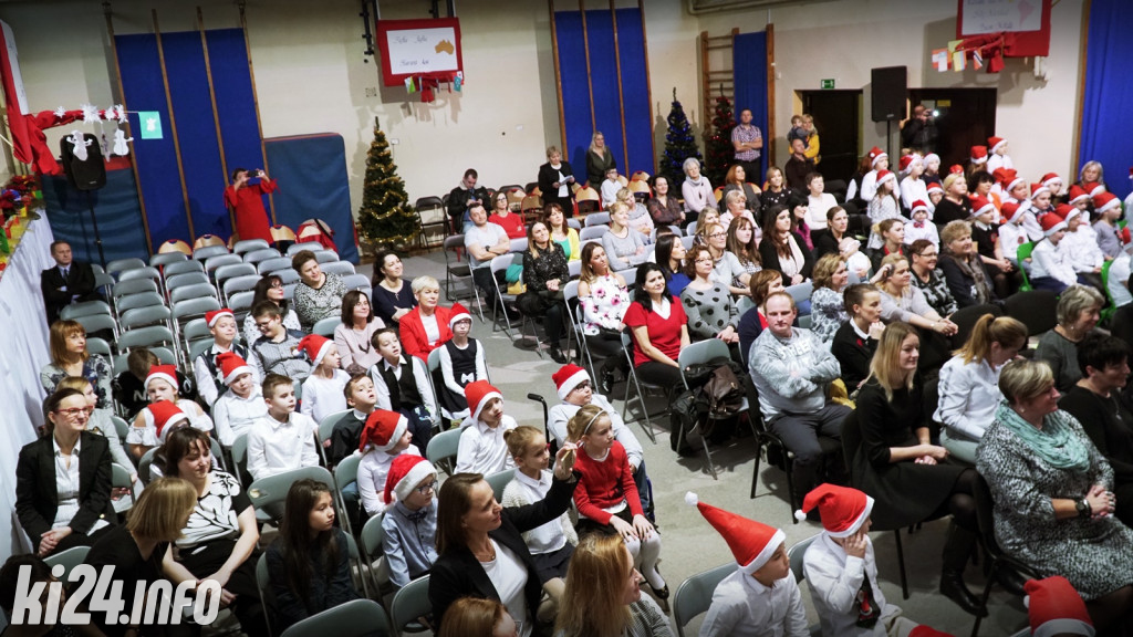 Mikołajkowe śpiewanie w szkole integracyjnej